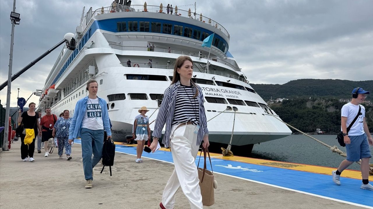 Amasra'ya Gelen Kruvaziyer Yolcuları Tarihi Yerleri Keşfetti