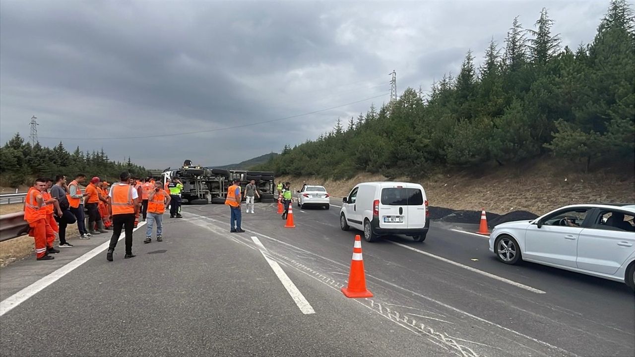 Anadolu Otoyolu'nda Devrilen Kamyon Sonrası Ulaşım Yeniden Başladı