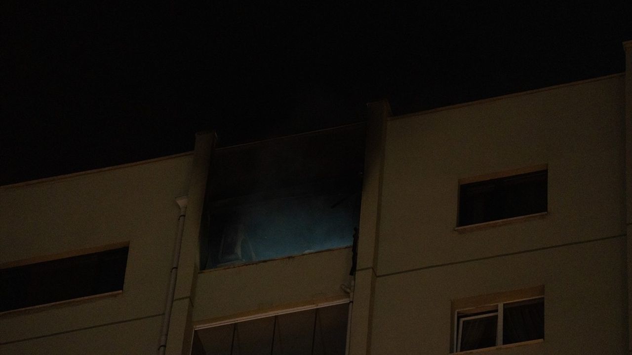 Ankara'da 16 Katlı Apartmanda Yangın İtfaiye Tarafından Söndürüldü