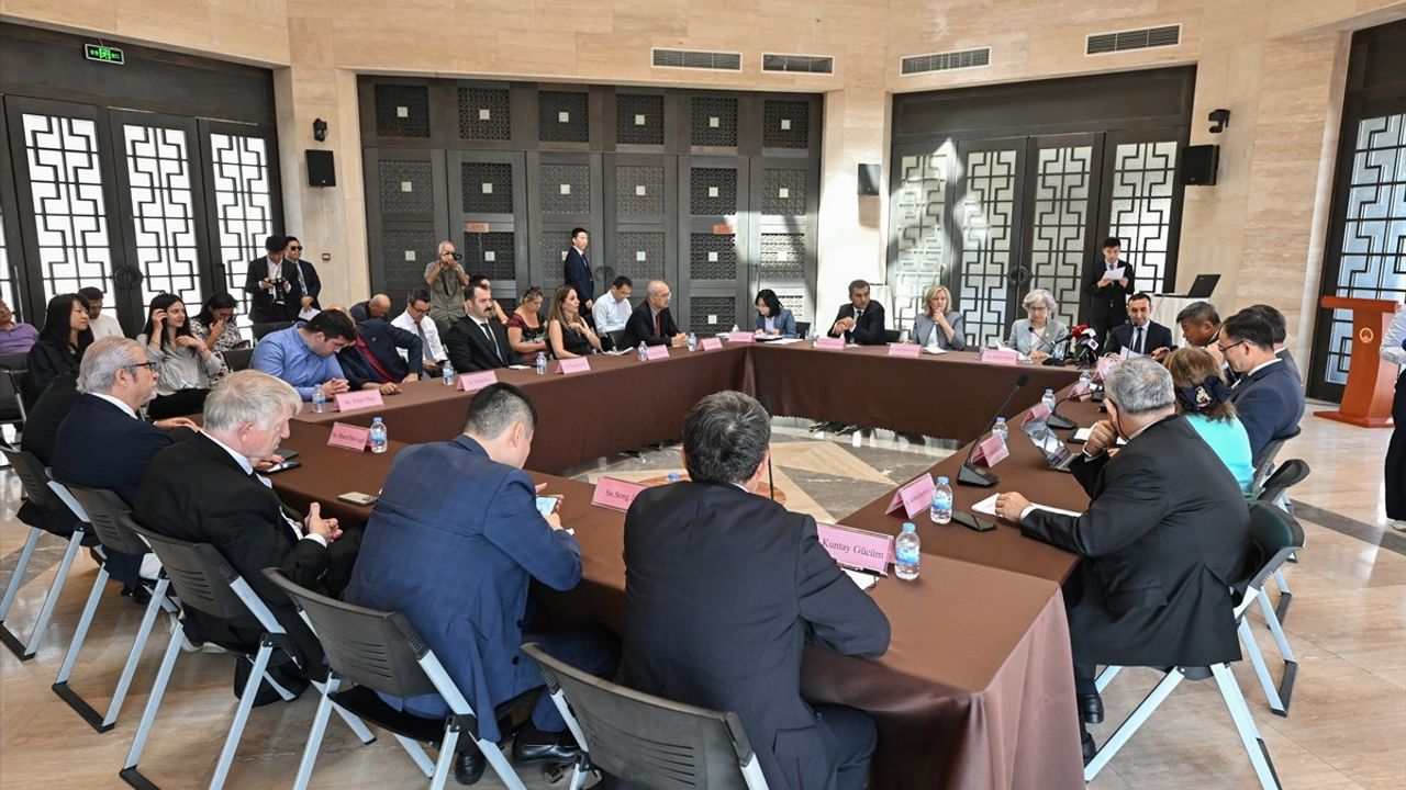 Ankara'da Barış Temalı Yuvarlak Masa Toplantısı