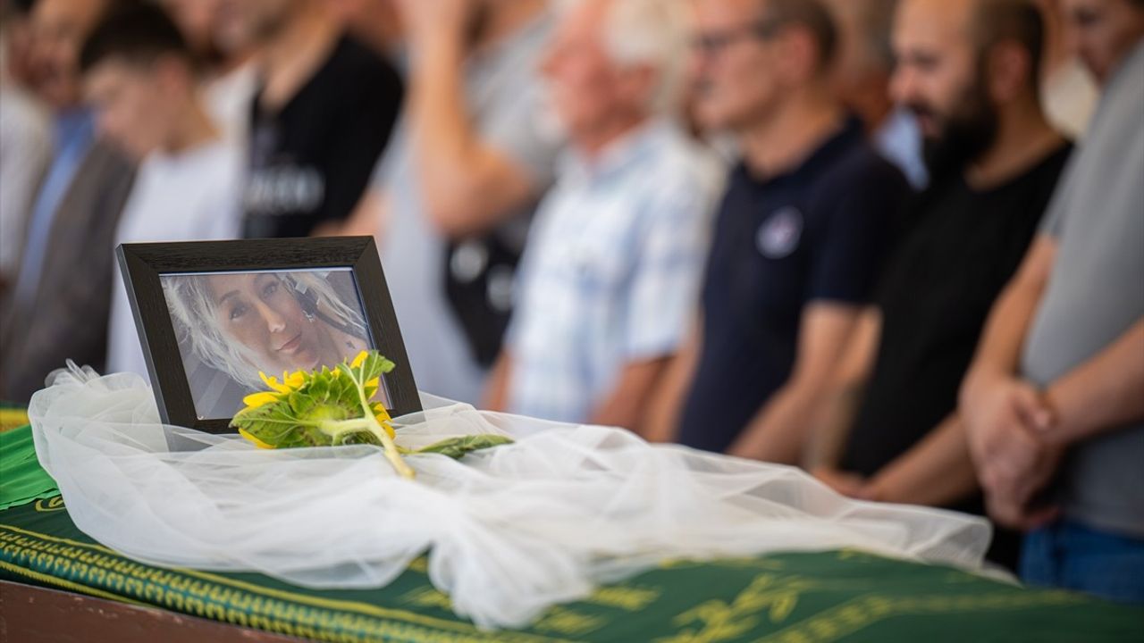 Ankara'daki Kavga Sonucu Hayatını Kaybeden Kadının Cenazesi Defnedildi