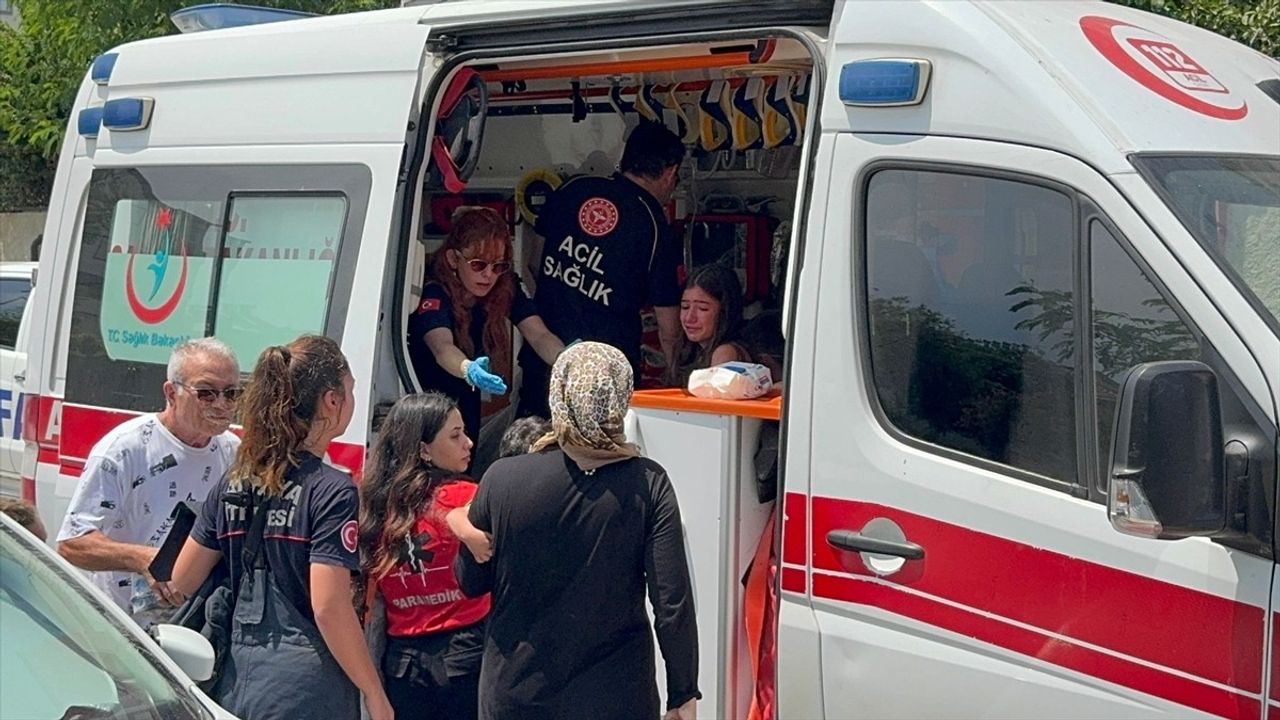 Antalya'da Apartmanda Yangın: 3 Kişi Hastaneye Kaldırıldı