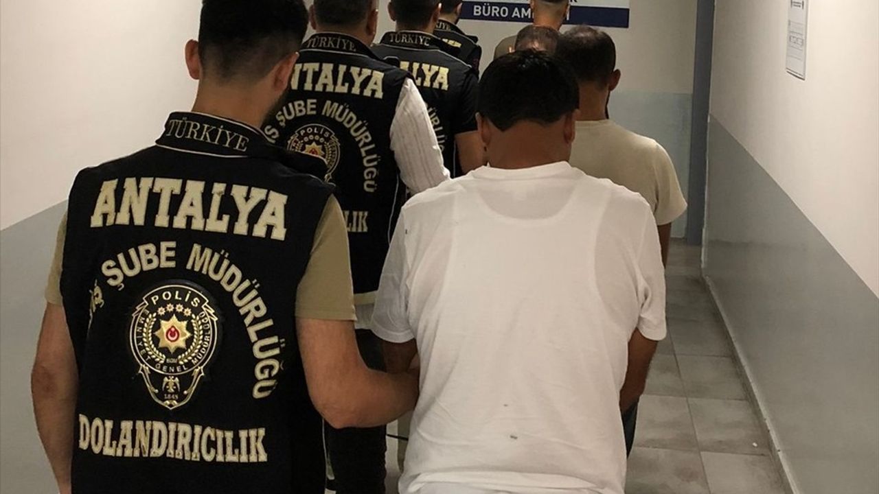 Antalya'da Dolandırıcılık Çetesi Çökertildi