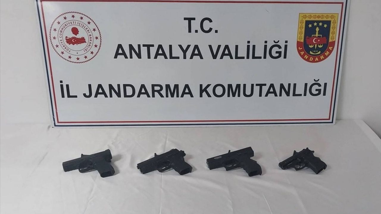 Antalya'da Kaçak Silah Operasyonu: 4 Gözaltı