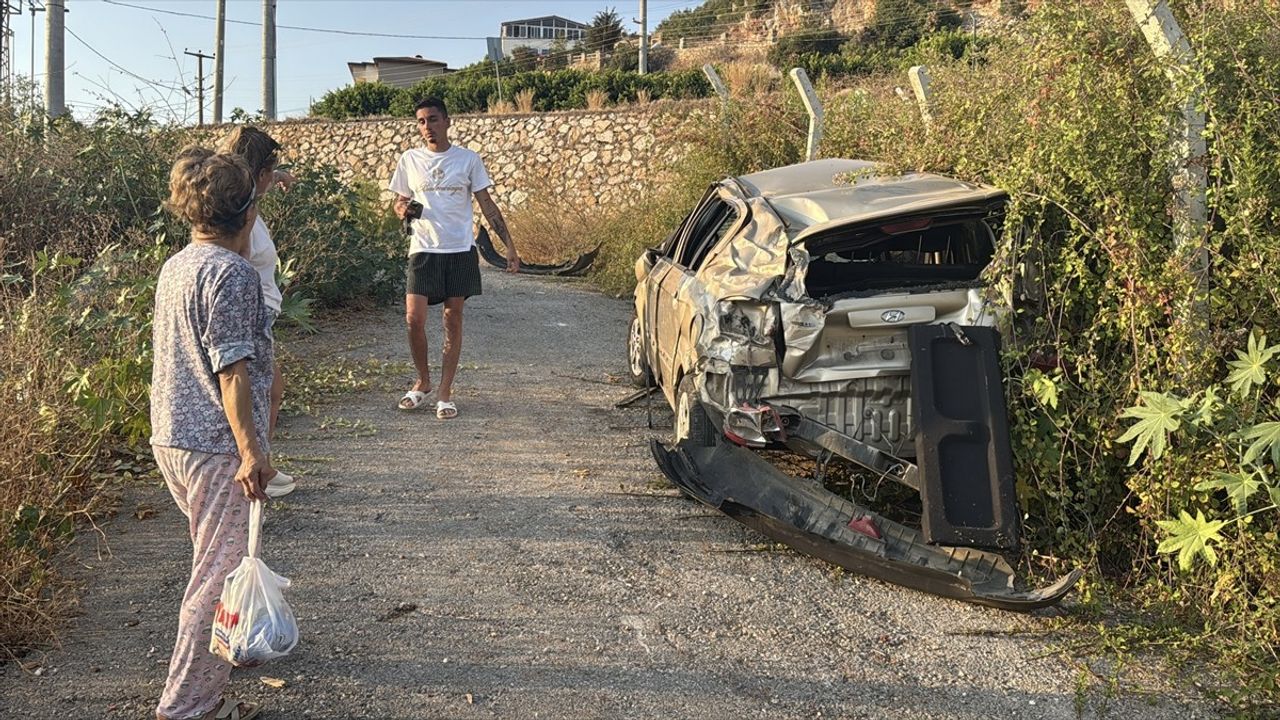 Antalya'da Şarampole Devrilen Otomobilin Sürücüsü Yaralandı