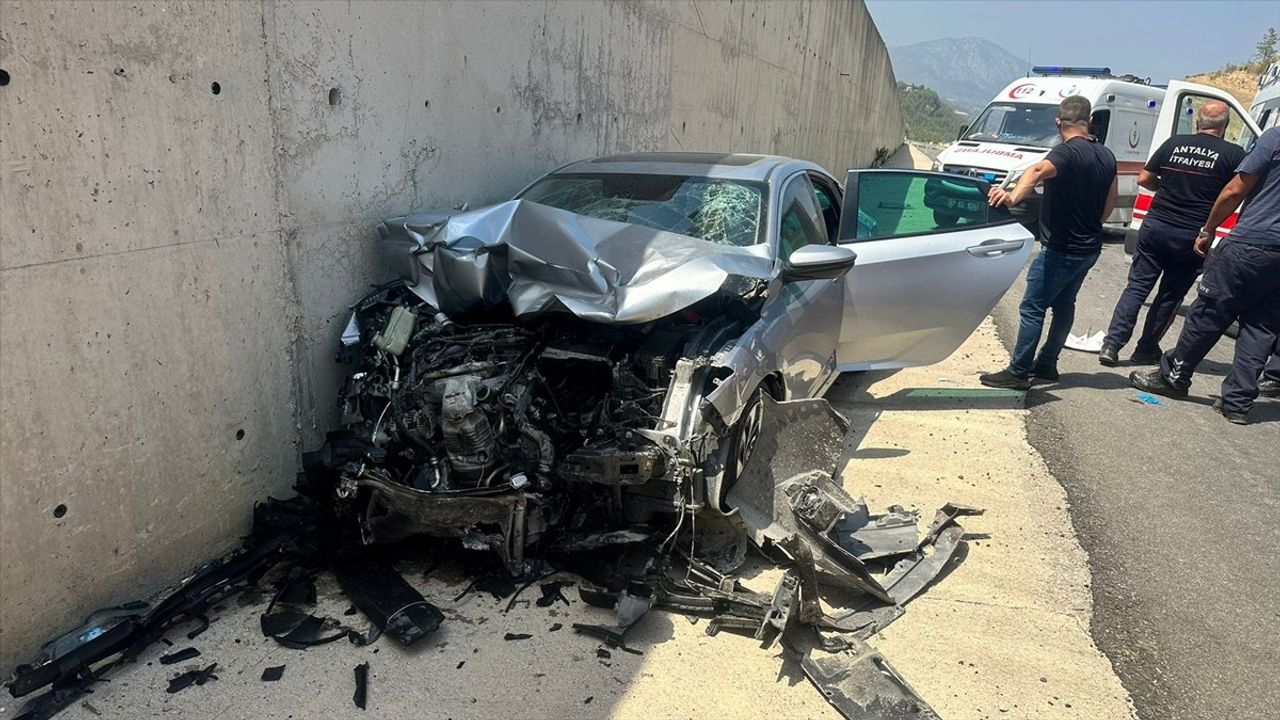 Antalya'da Trafik Kazası: 3 Yaralı