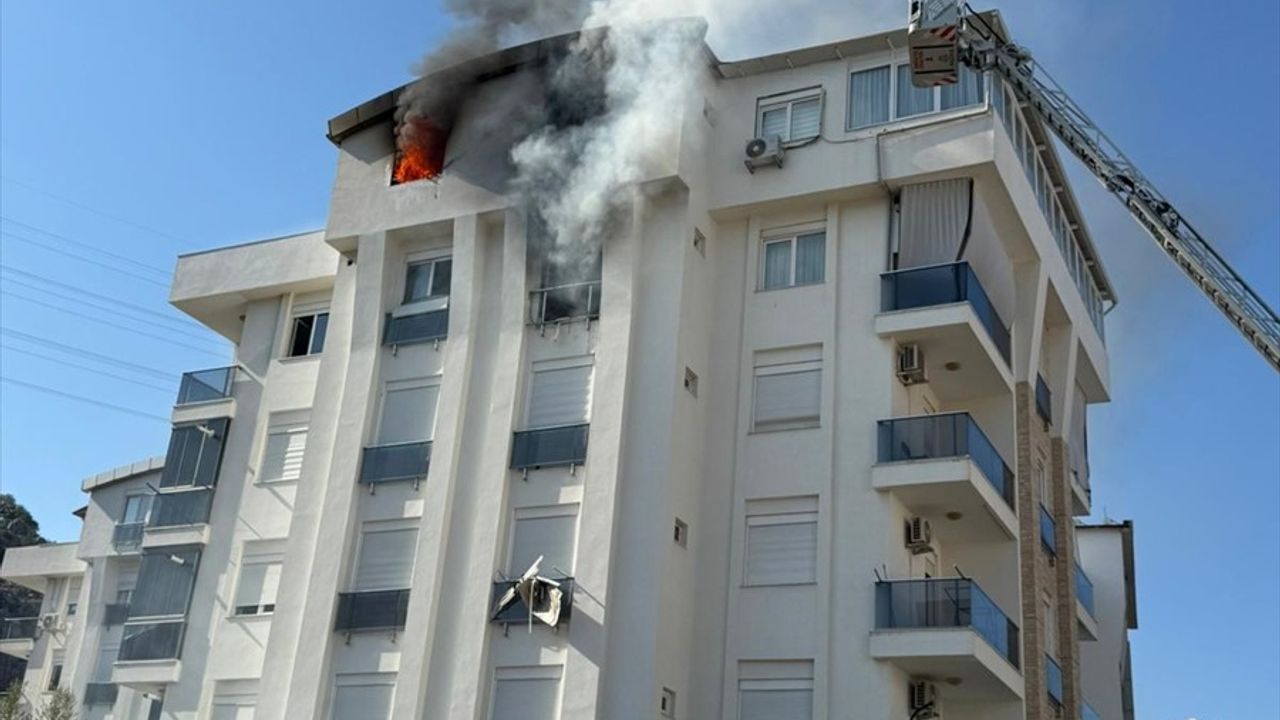 Antalya'daki Apartmanda Yangın Panik Yarattı