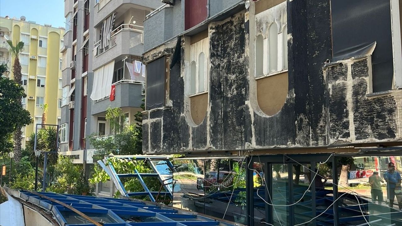 Antalya'daki Apartmanın Dış Cephe Kaplaması Düştü
