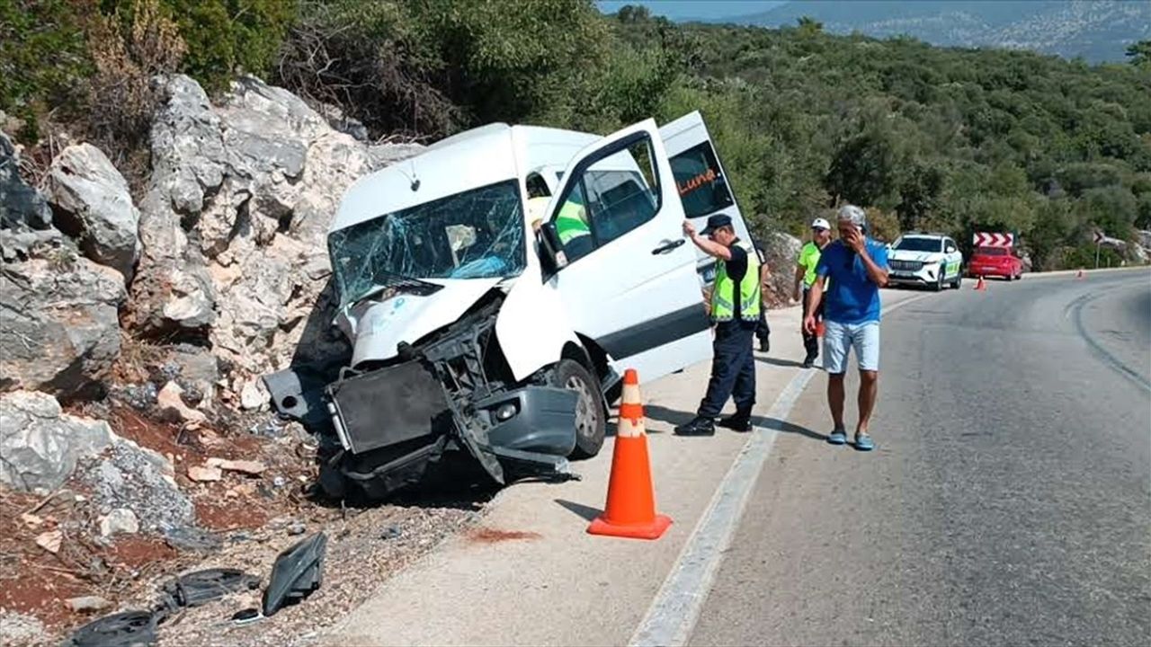 Antalya'daki Tur Minibüsü Kazası: 17 Yaralı