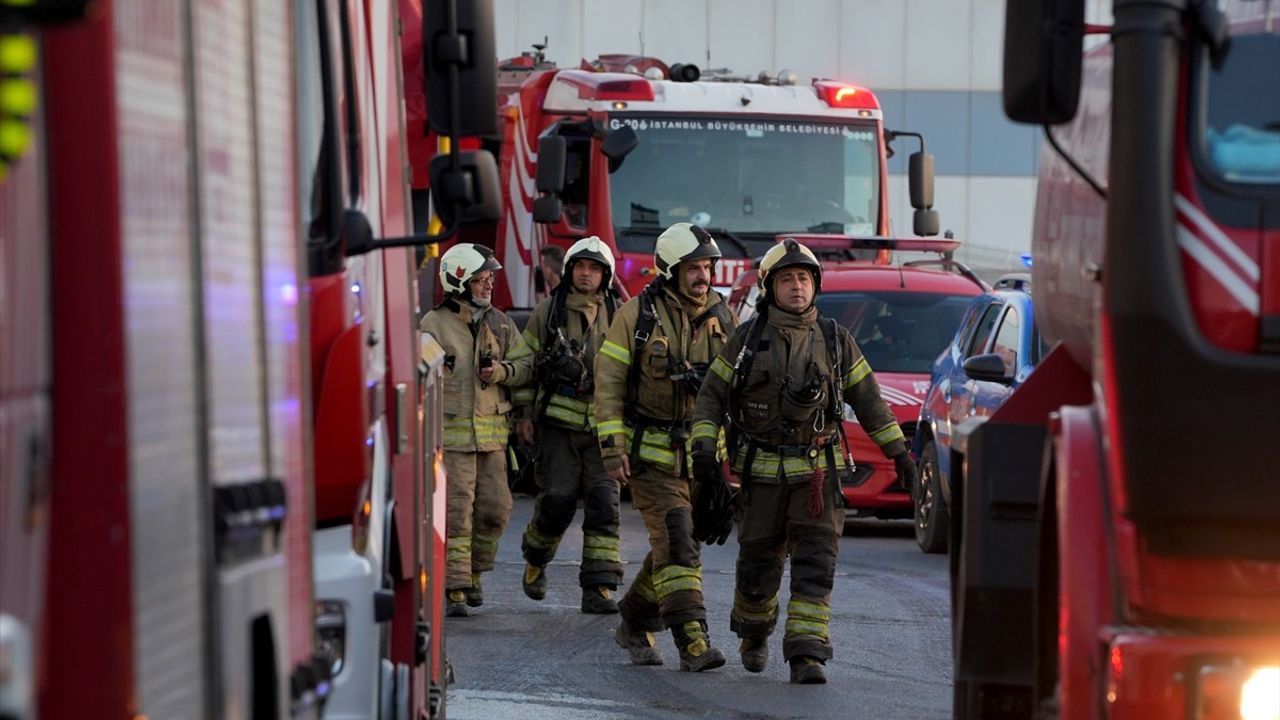 Arnavutköy'deki Fabrika Yangınına Müdahale Devam Ediyor