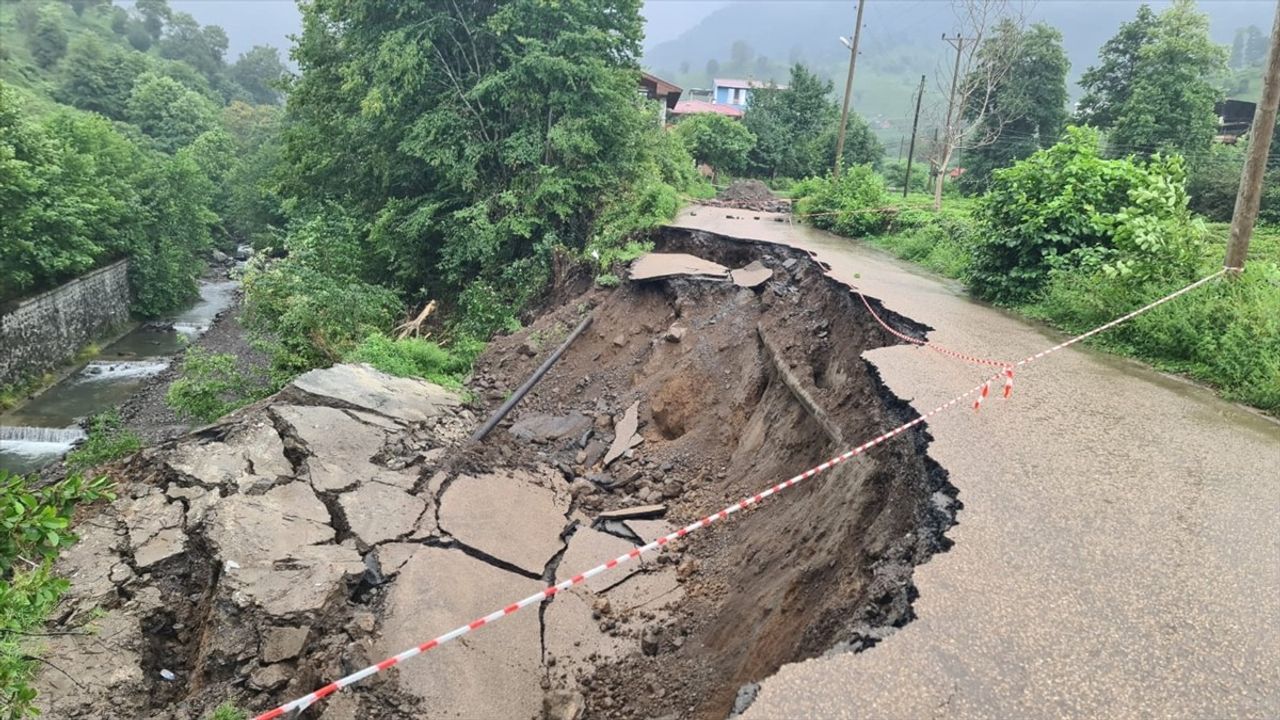 Artvin Kemalpaşa'da Heyelan, İki Köy Yolu Kapandı