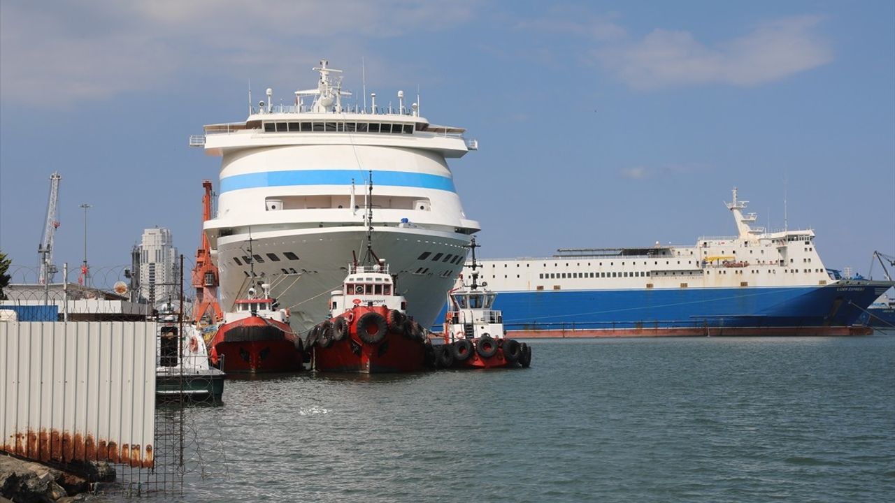 Astoria Grande Kruvaziyeri Samsun Limanı'na Yanaştı