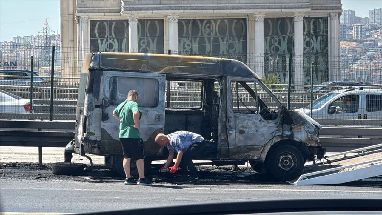 Avcılar'da Minibüs Yangını