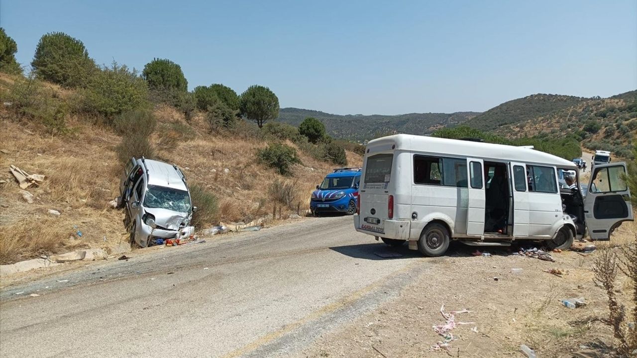 Aydın'da Minibüs ve Hafif Ticari Araç Çarpıştı