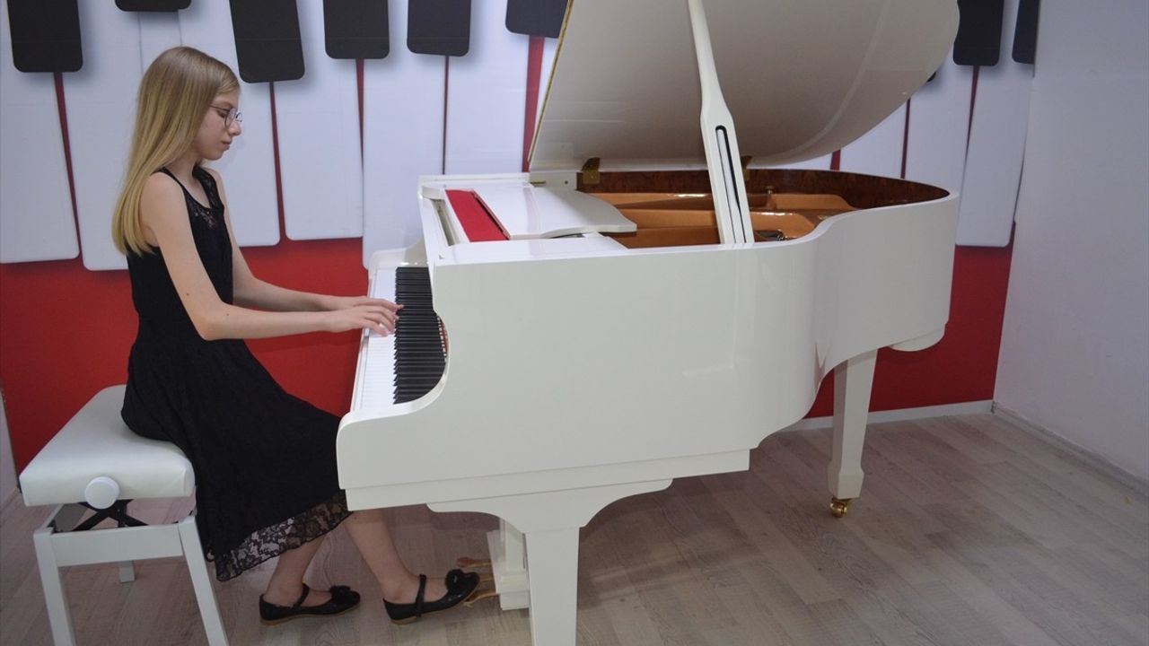 Aylin Kılıç: Genç Piyanist Kültürel Zenginlikleri Tanıtıyor