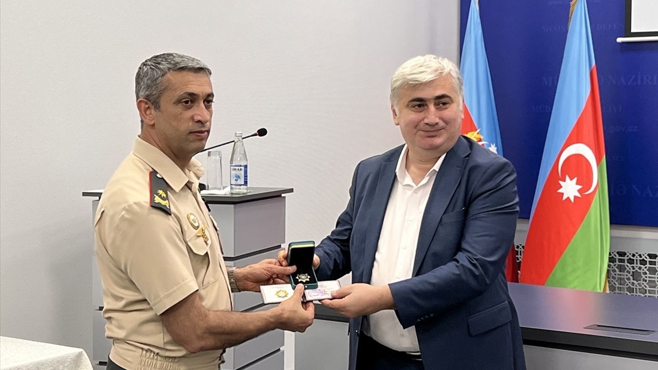 Azerbaycan Savunma Bakanı Zakir Hasanov'dan Anadolu Ajansı'na Ödül