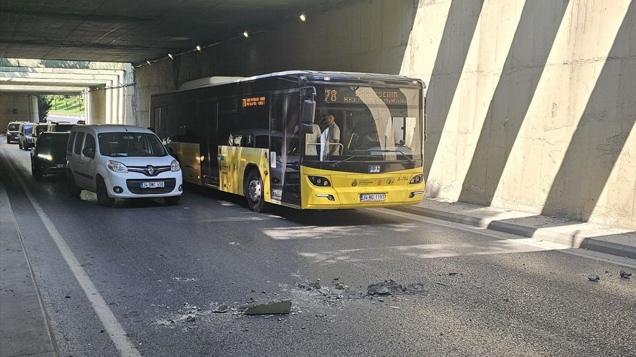 Bağcılar'da Alt Geçitteki Beton Parçaları Trafiği Tehdit Etti