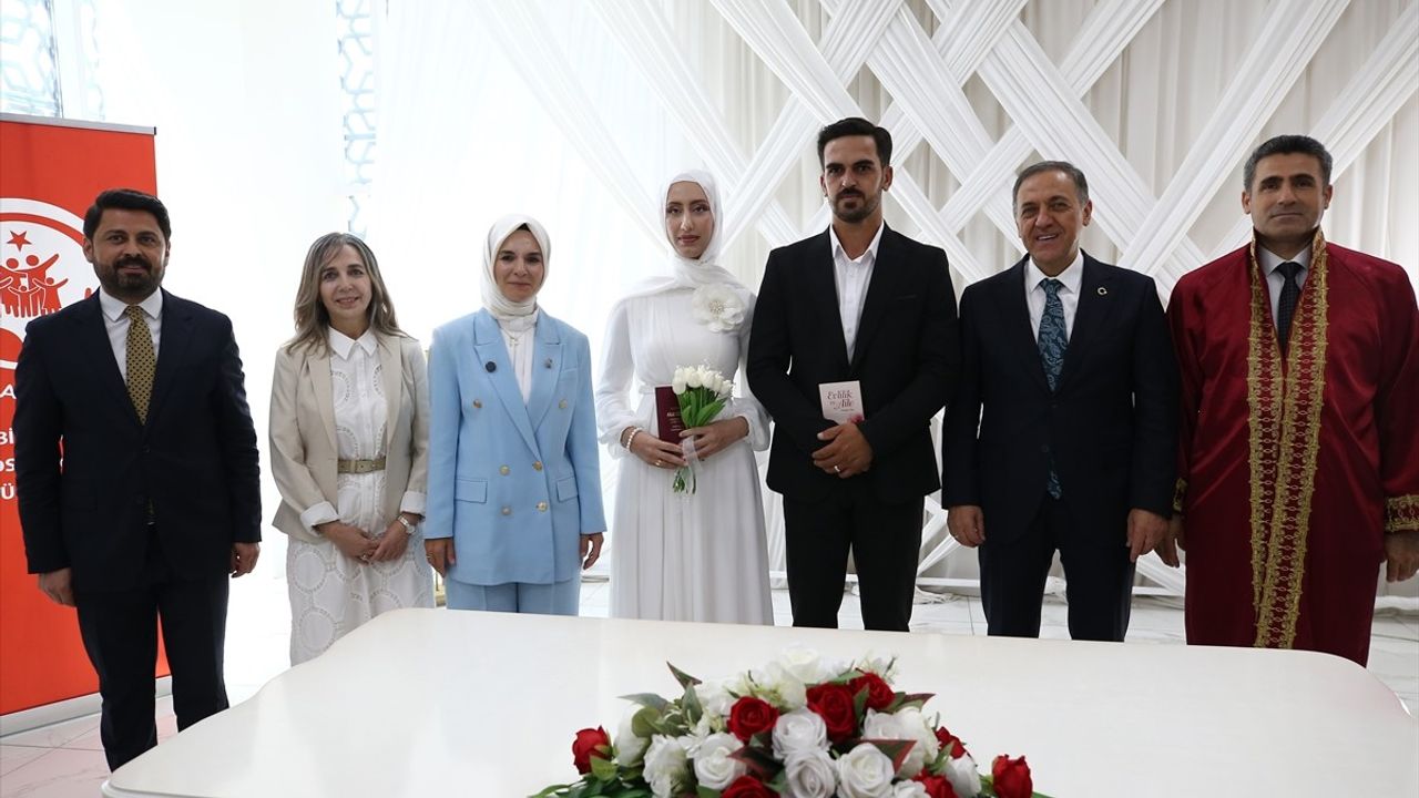 Bakan Göktaş, Gençlerin Evliliğine Destek İçin Nikah Törenine Katıldı