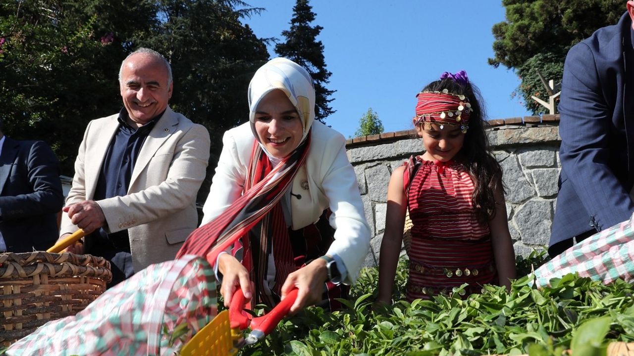 Bakan Göktaş, Rize'de 63 Yıldır Evliliği Devam Eden Kanbur Çiftini Ziyaret Etti