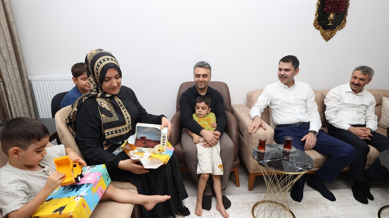Bakan Kurum Depremzede Aileyi Ziyaret Etti