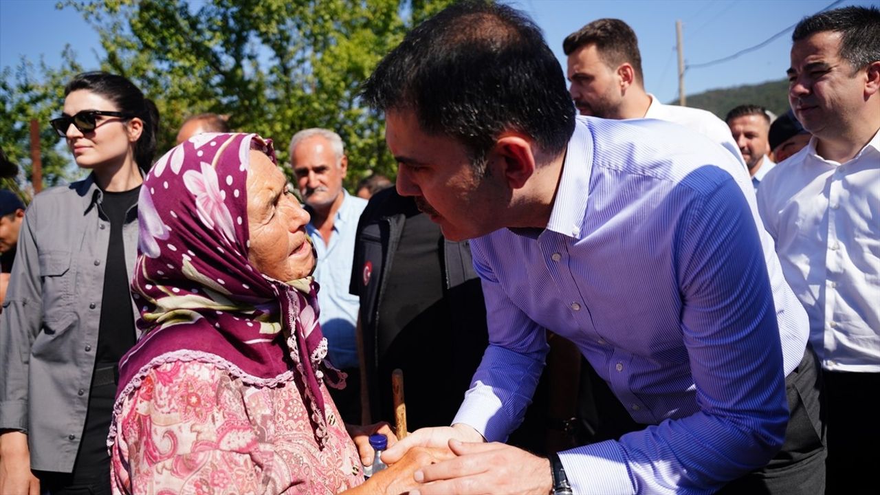 Bakan Kurum, Sındırgı'daki Depremzedeleri Ziyaret Etti