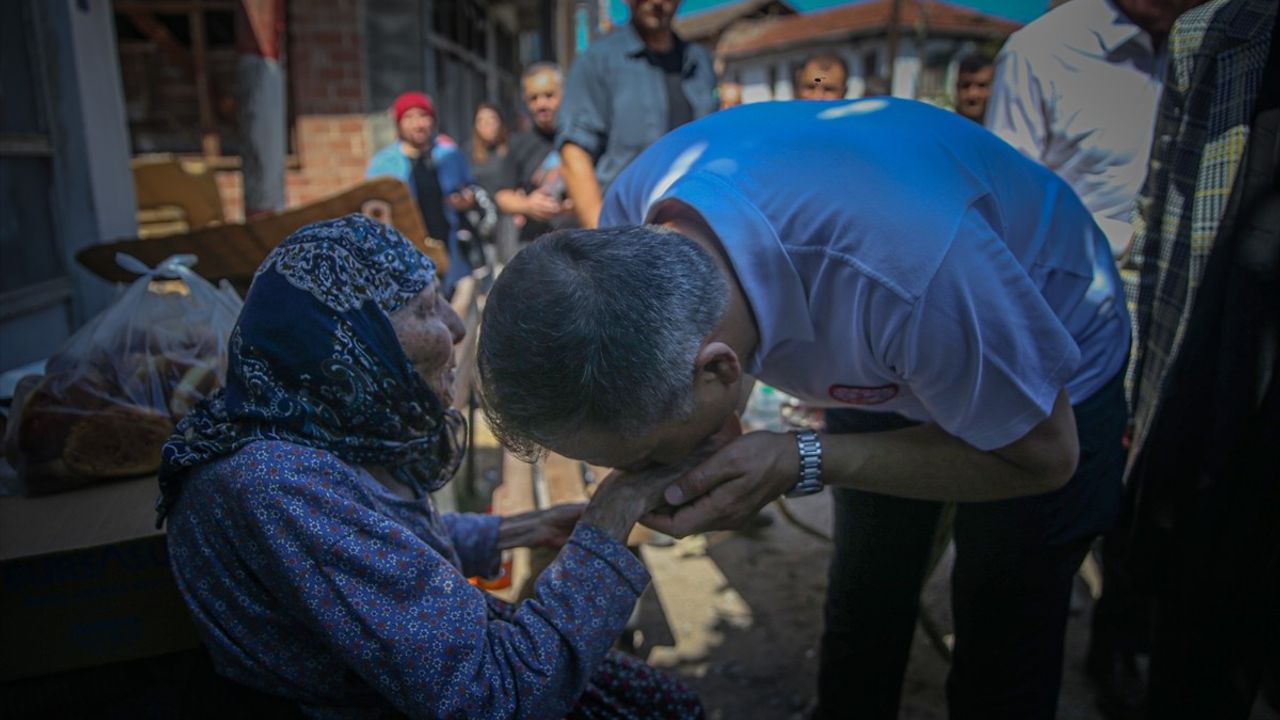 Bakan Yerlikaya Sındırgı'daki Deprem Bölgesinde İncelemelerde Bulundu
