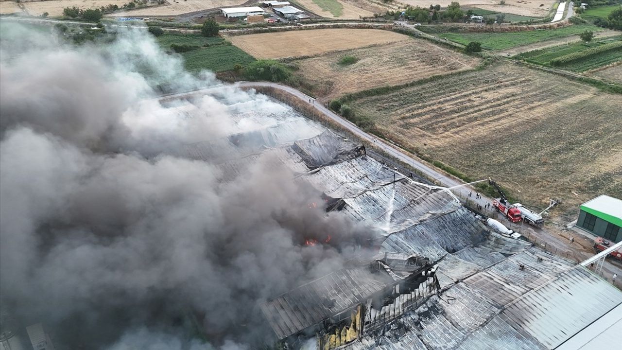 Balıkesir'de Fabrika Yangını Güvenlik Kamerasında Görüntülendi