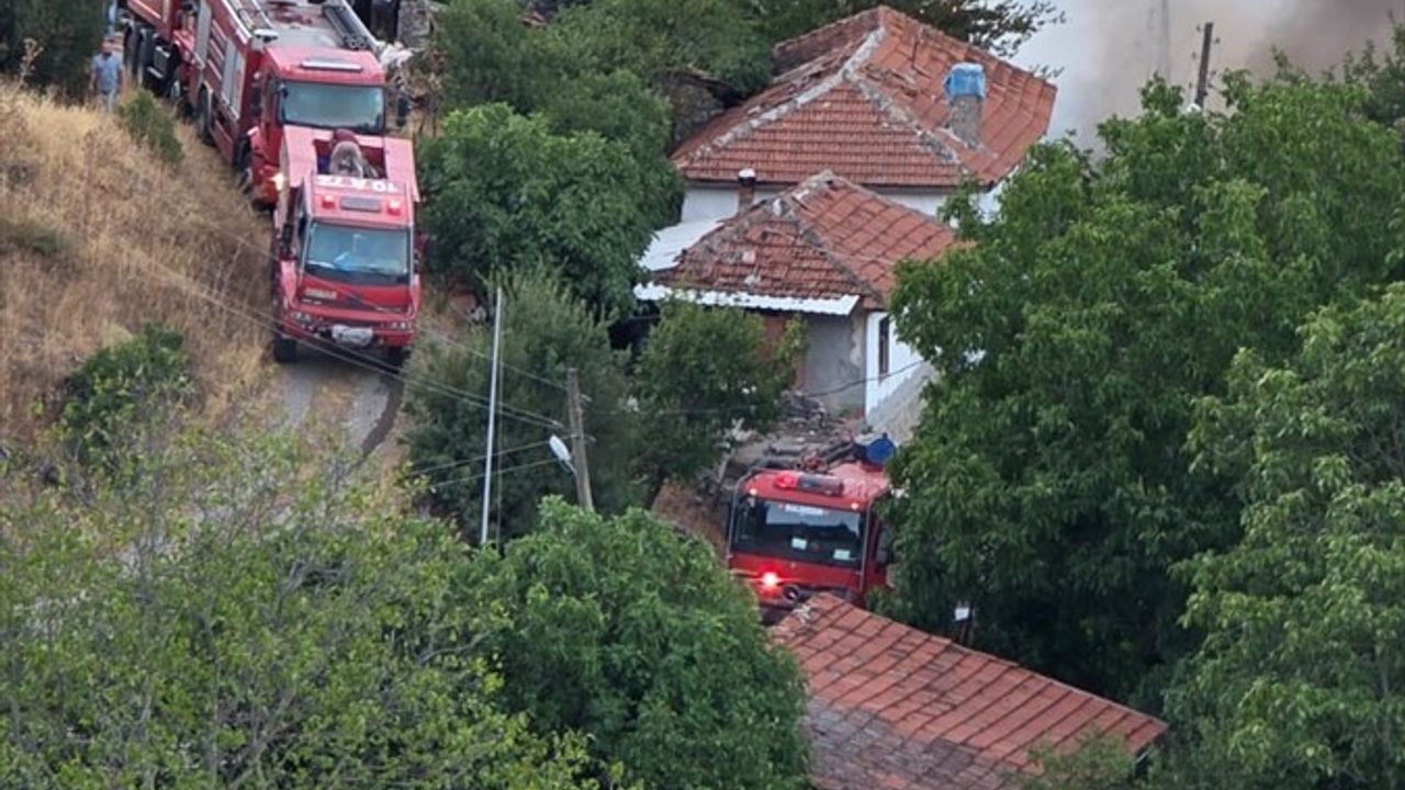 Balıkesir'de Yangın Felaketi: 15 Ev Kullanılamaz Hale Geldi