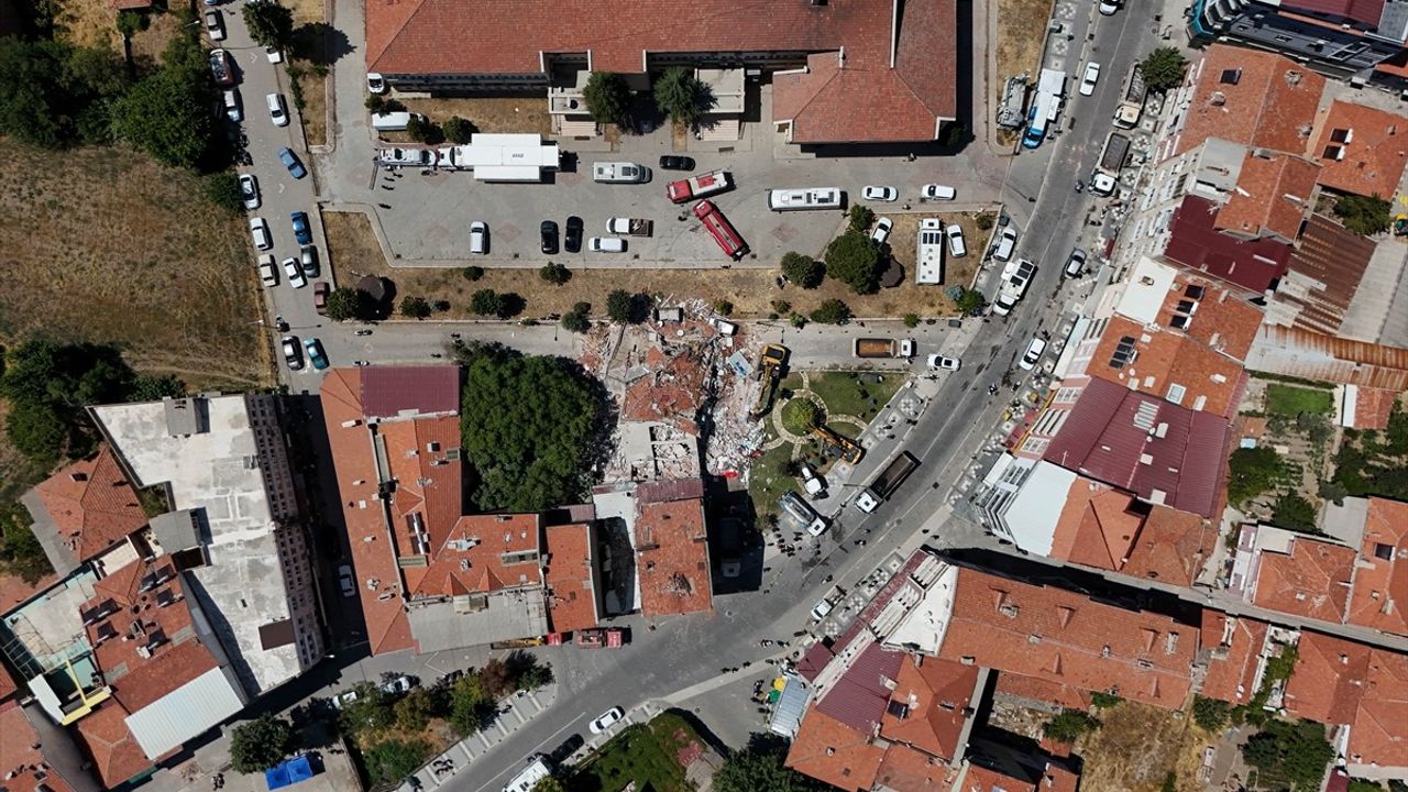 Balıkesir Depremi: Yıkılan Binanın Enkaz Kaldırma Çalışmaları Başladı