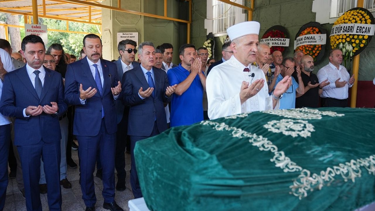 Balıkesir Depreminde Hayatını Kaybeden Nihat Önbaş İzmir'de Defnedildi