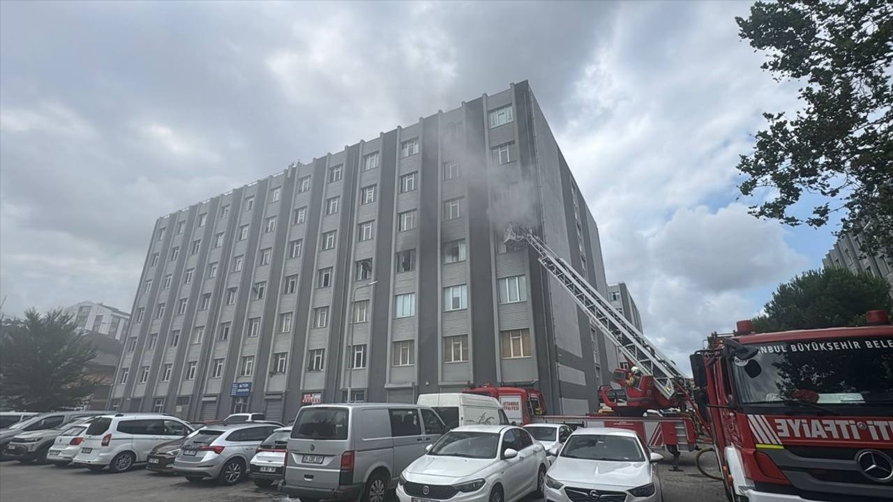 Başakşehir'de Çorap İmalathanesi Yangını