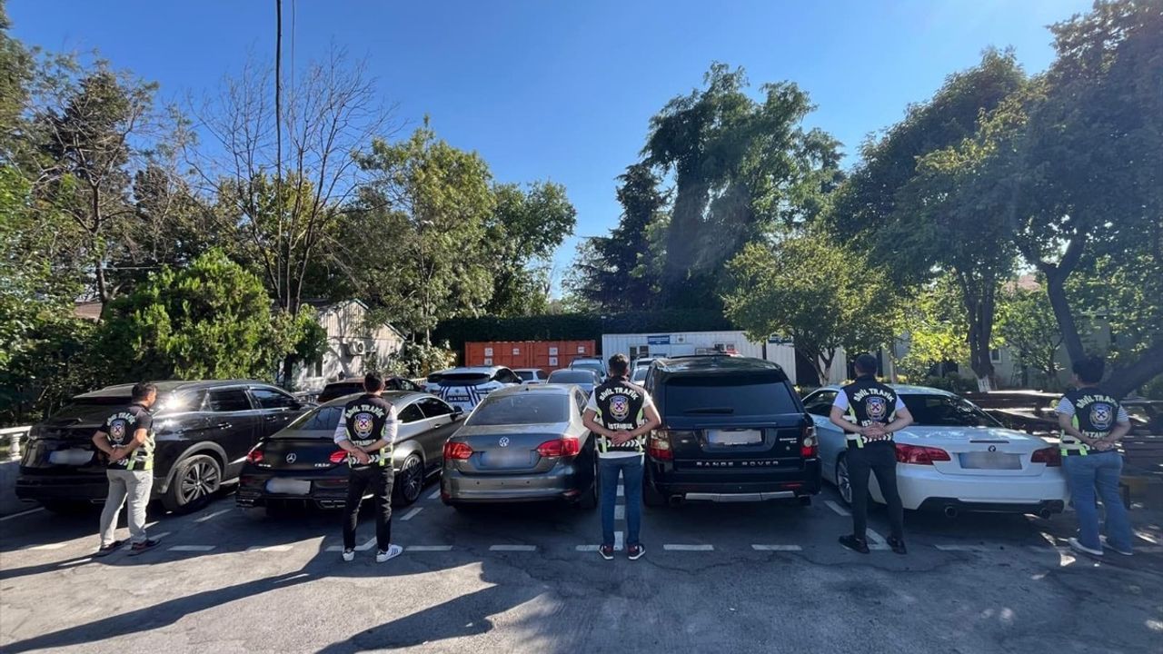 Bayrampaşa'da Konvoy Yaparak Trafiği Tehlikeye Düşüren 9 Sürücüye Ceza