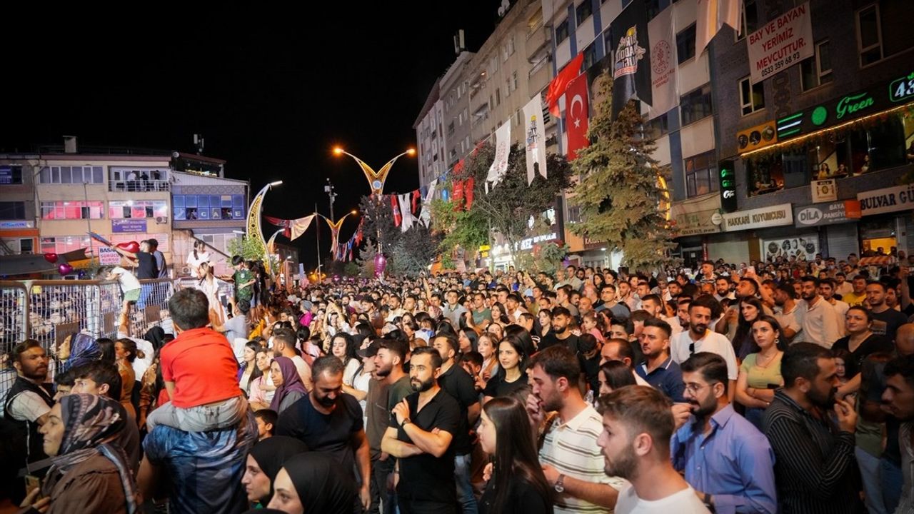 Bengü Hakkari'de İlk Konserini Verdi