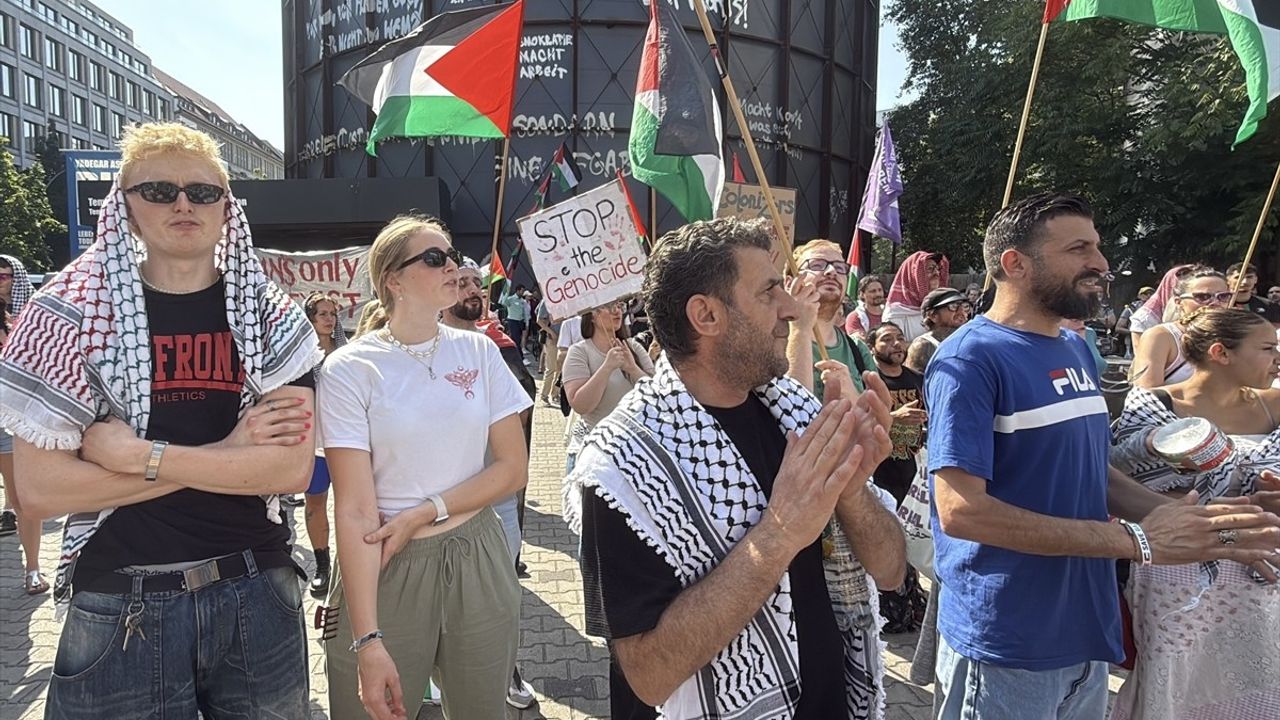 Berlin'de Filistin'e Destek Gösterisi