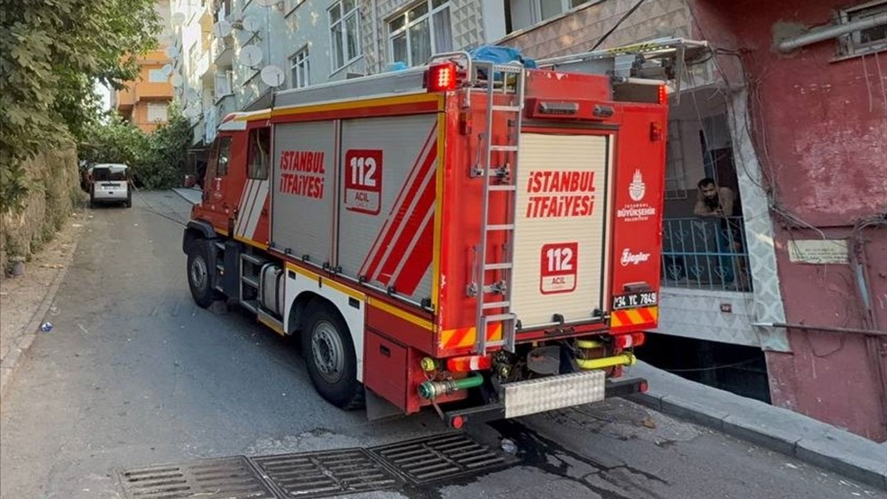 Beyoğlu'nda Devrilen Ağaçlar İki Araca Zarar Verdi