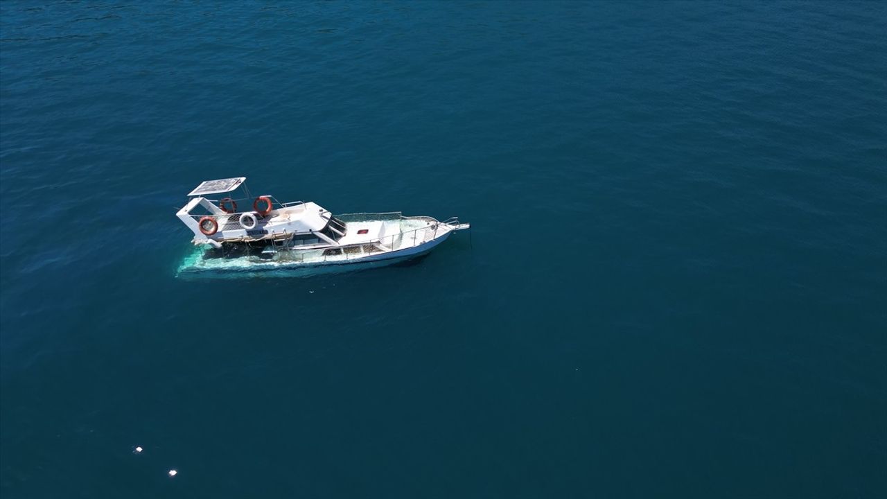 Bodrum'da Arızalanan Ahşap Tekne Battı