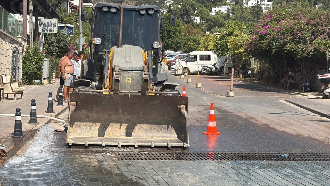 Bodrum'da Su İsale Hattı Patladı, İş Yeri Sular Altında Kaldı