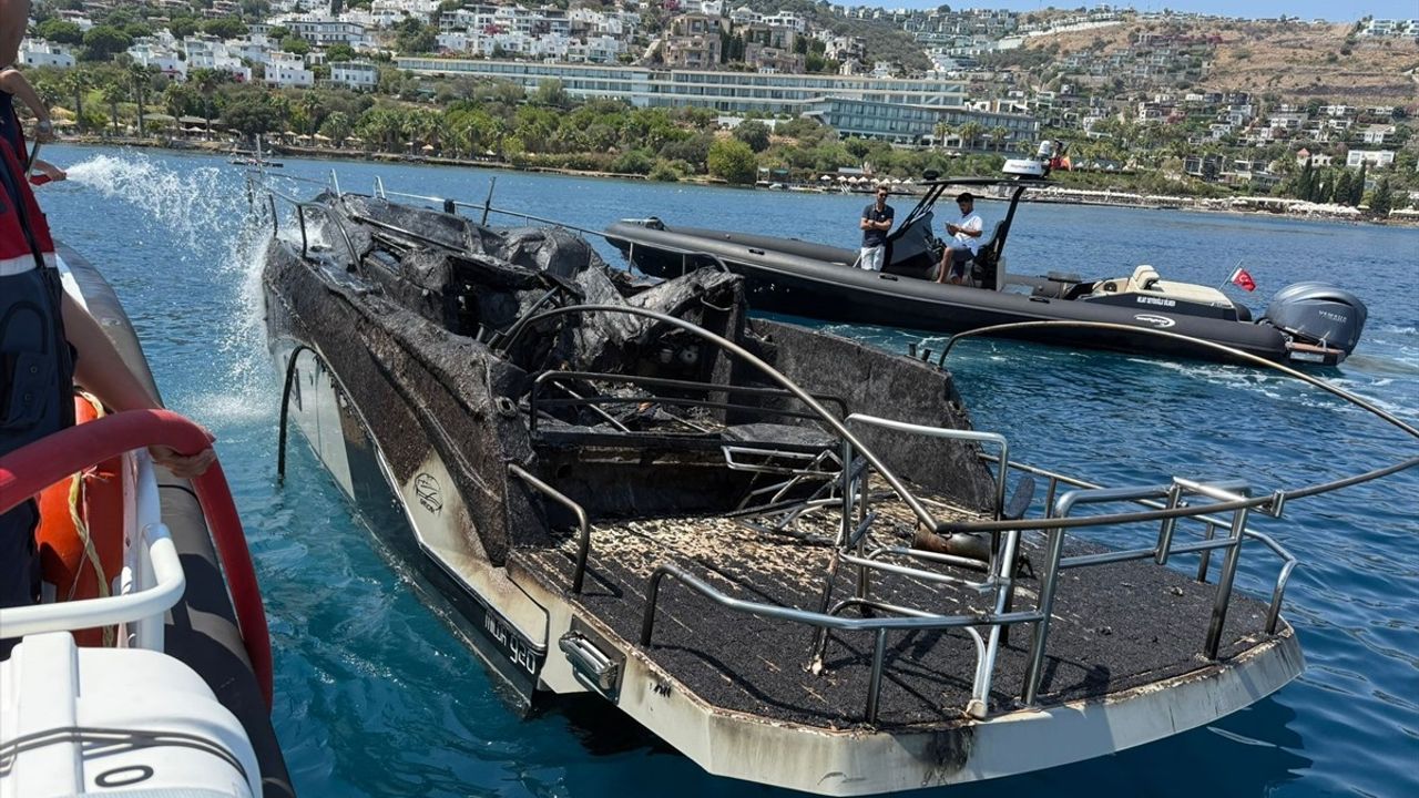 Bodrum'da Tekne Yangını Kontrol Altına Alındı