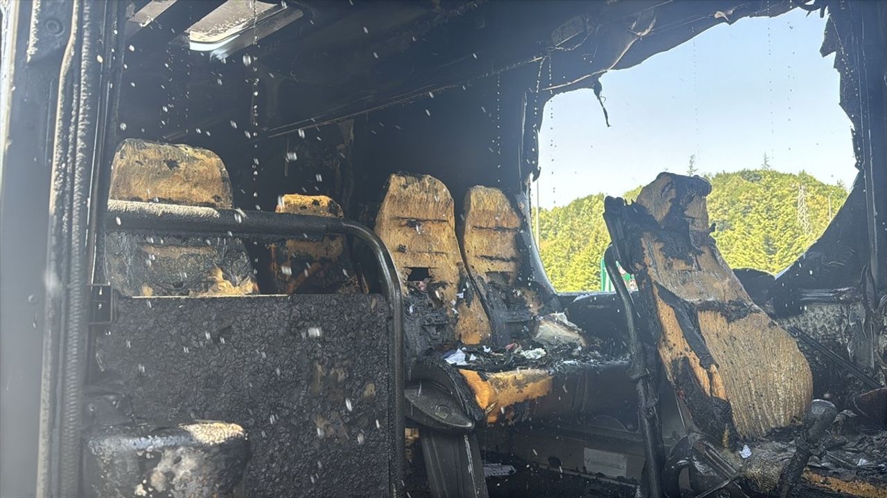 Bolu'da Midibüste Çıkan Yangın Söndürüldü