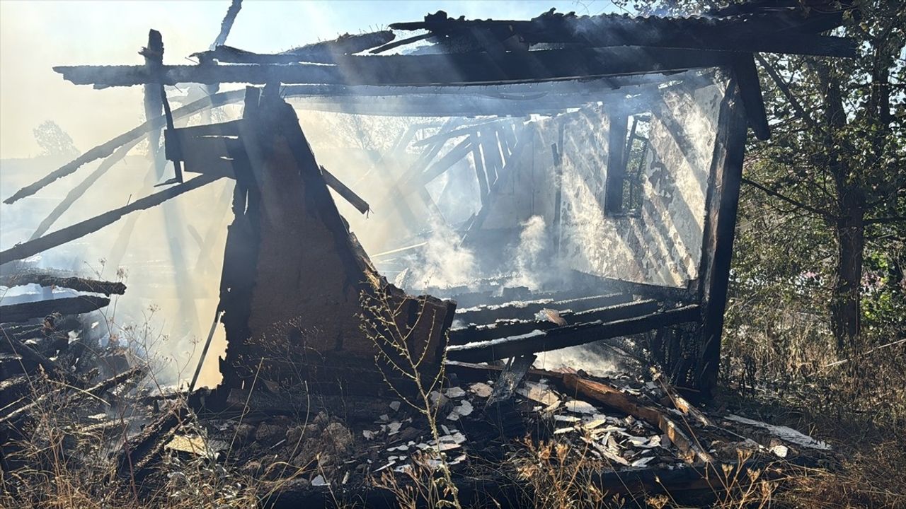 Bolu'da Tarlada Başlayan Yangın Ahşap Evi Küle Çevirdi