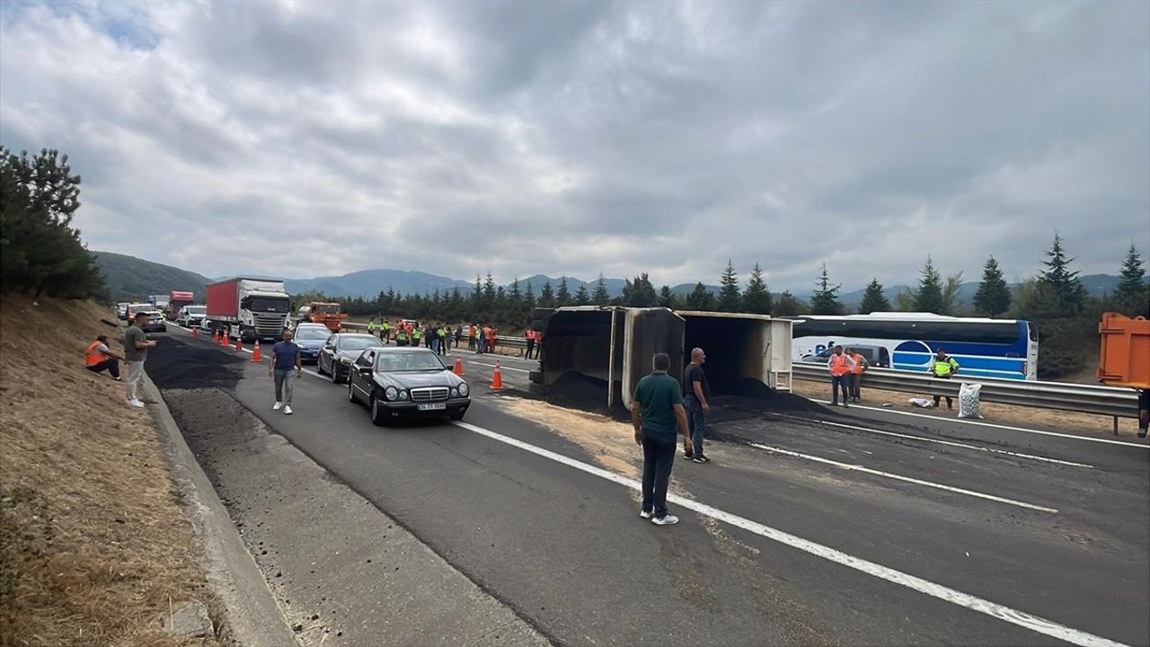 Bolu Dağı'nda Kamyon Devrildi, İstanbul Yolu Kapatıldı
