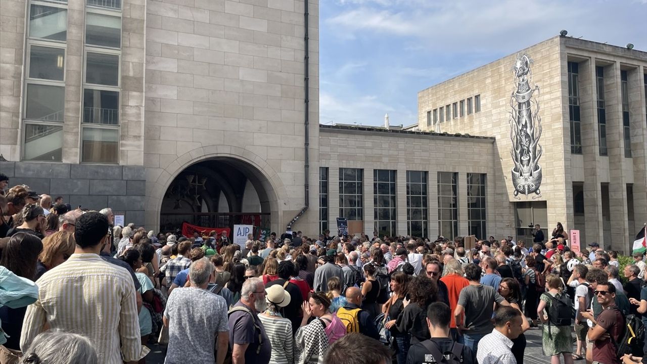 Brüksel'de Gazetecilerin Protesto Gösterisi: Gazze'deki Katliamı Duyurun