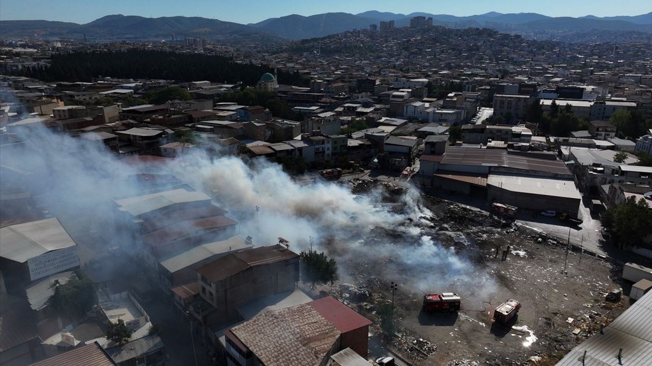 Buca'daki Atık Yığınında Yangın Söndürüldü