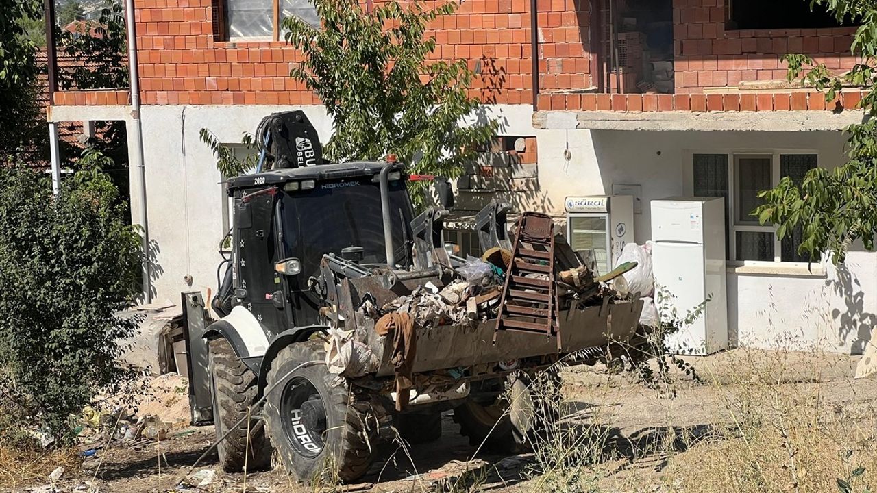 Burdur'da Kötü Koku İhbarı: 20 Kamyon Çöp Çıkartıldı
