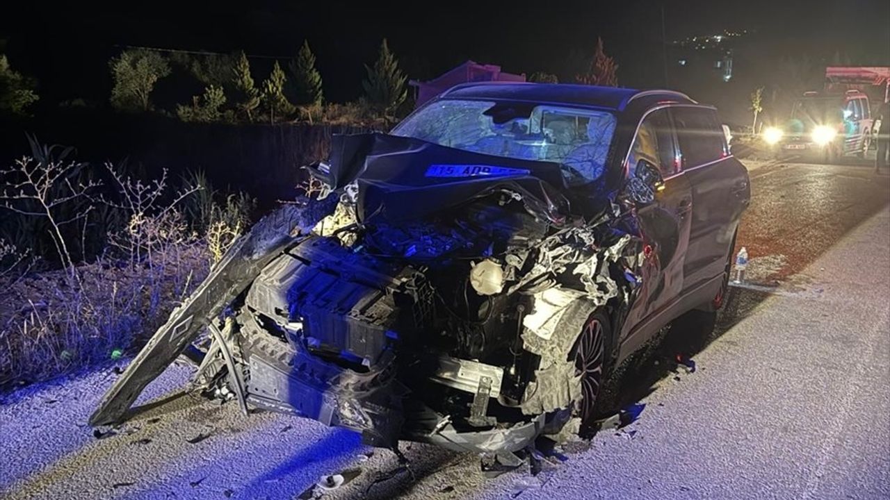Burdur'da Otomobil-Traktör Çarpışması: 6 Yaralı