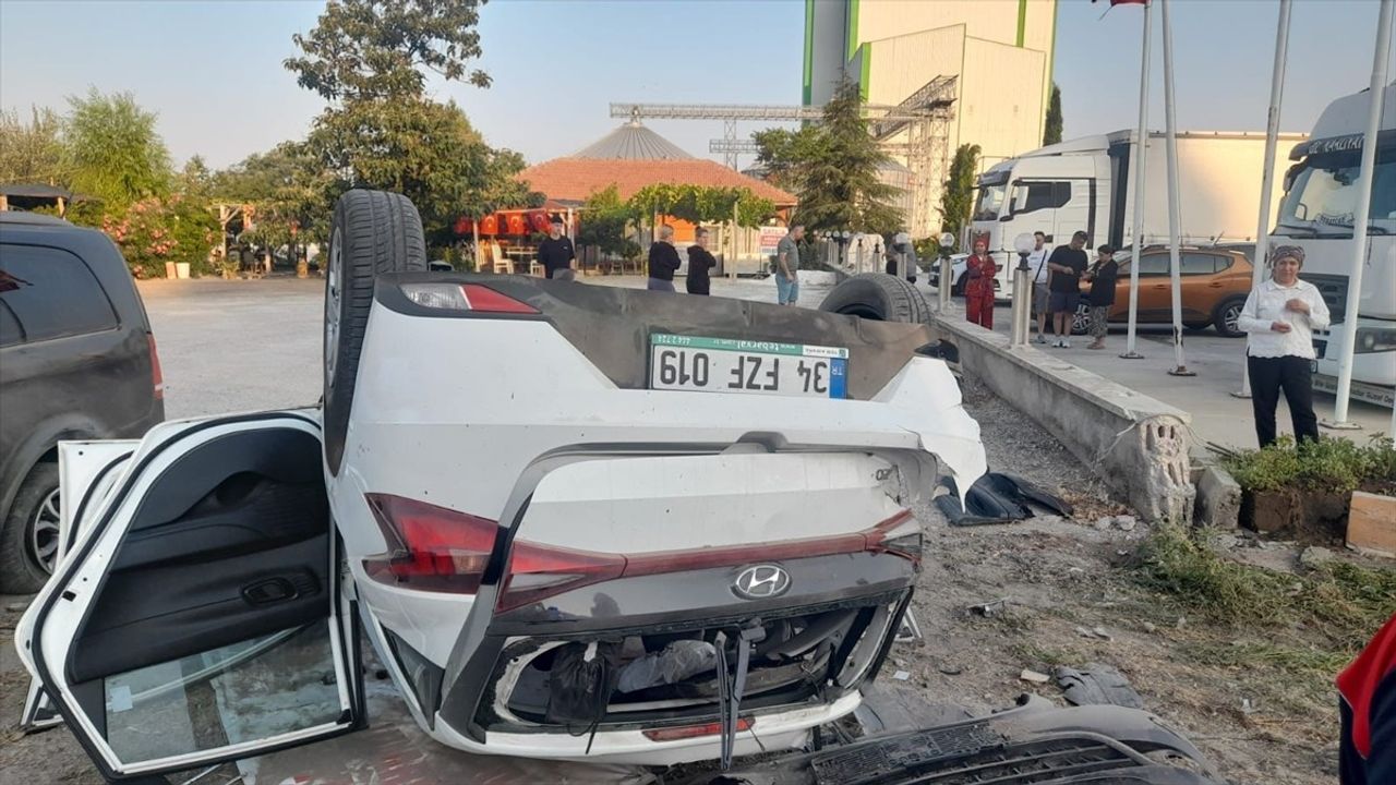 Burdur'da Panelvan ile Otomobil Çarpıştı: 6 Yaralı