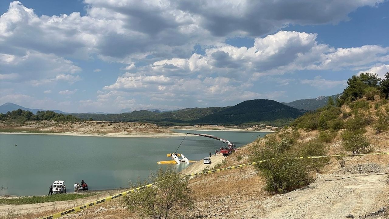 Burdur'daki Kaza: Uçak Göl Kıyısına Çekildi