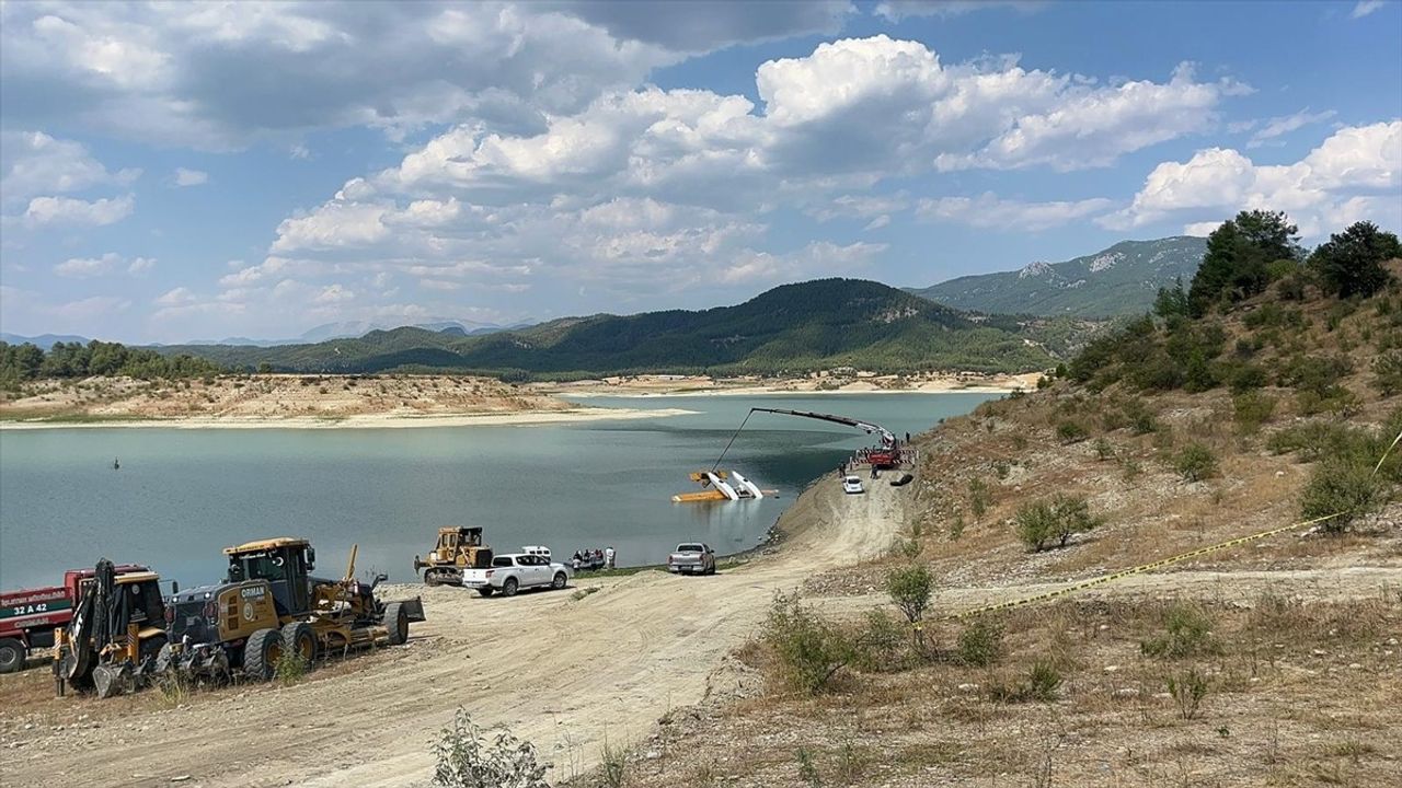 Burdur'daki Uçak Kazası: Kaza Kırıma Uğrayan Uçak Kıyıya Sabitlendi
