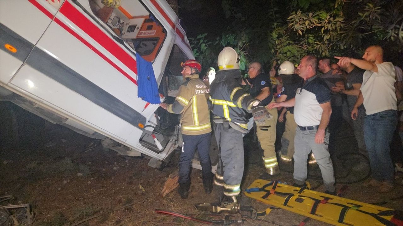 Bursa'da Ambulans ile Kamyonet Çarpıştı, 5 Yaralı