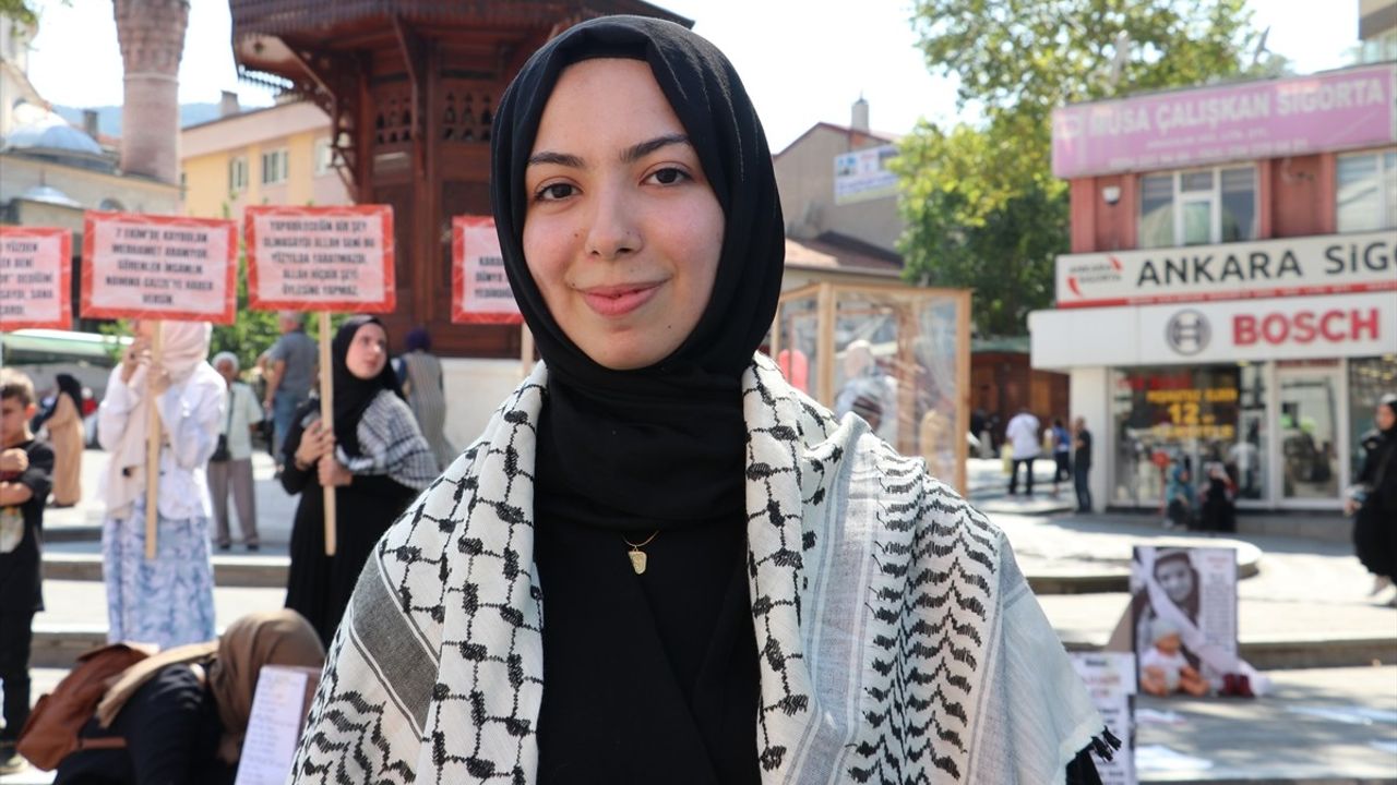Bursa'da İmam Hatip Öğrencilerinden Gazze İçin Sessiz Tiyatro Gösterisi
